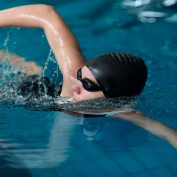 medium-shot-athlete-swimming (1)